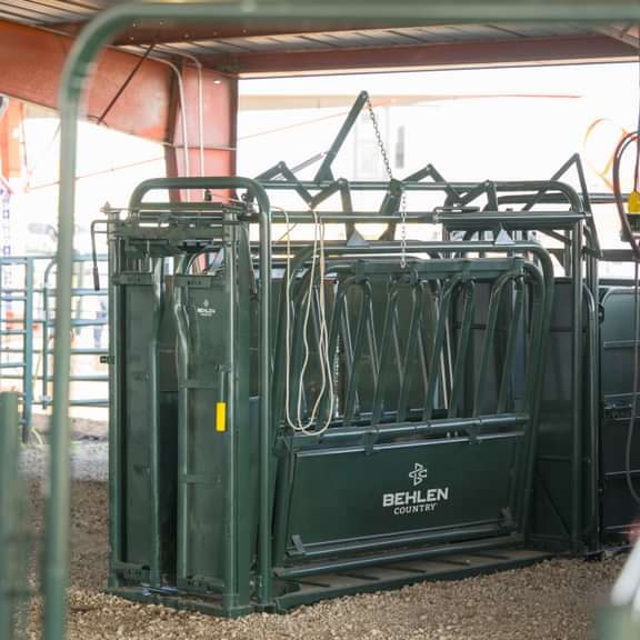 Cattle Chutes - Behlen Country M1 - V Chute w/Fully Sheeted Split Tailgate Mounted - Behlen Country