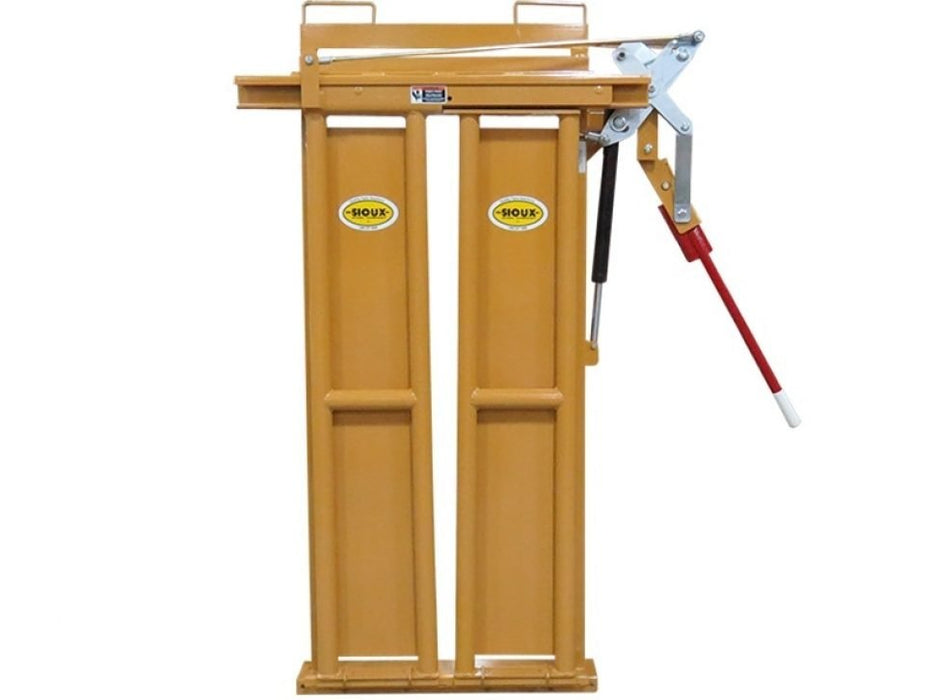 Cattle Chutes - Sioux Steel Squeeze Chute – Manual Head Gate - Sioux Steel