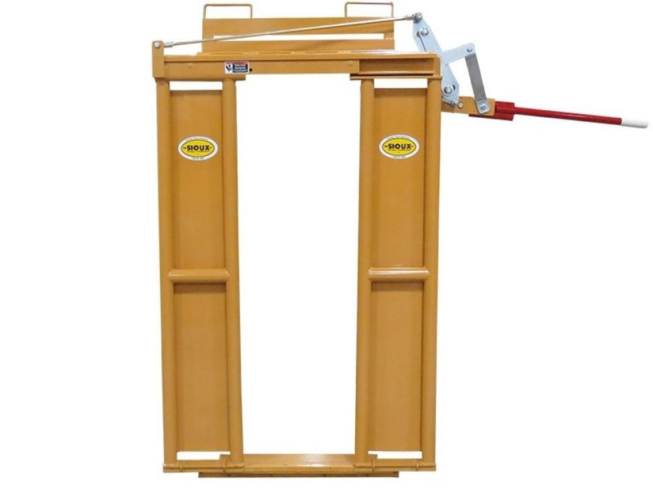 Cattle Chutes - Sioux Steel Squeeze Chute – Manual Head Gate - Sioux Steel