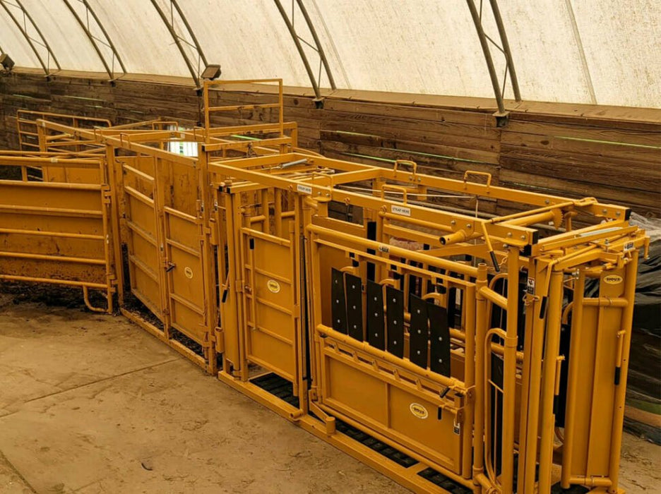 Cattle Chutes - Sioux Steel Squeeze Chute with Automatic Head Gate - Sioux Steel