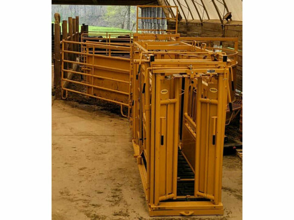 Cattle Chutes - Sioux Steel Squeeze Chute with Automatic Head Gate - Sioux Steel