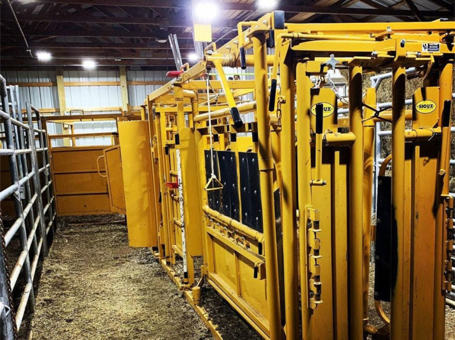 Cattle Chutes - Sioux Steel Squeeze Chute with Automatic Head Gate - Sioux Steel
